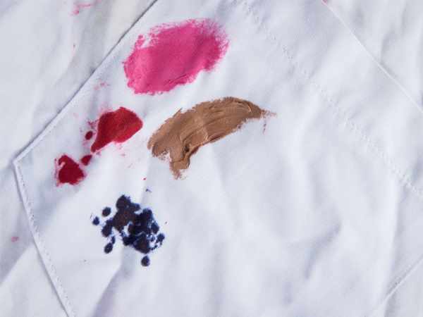 5 Cara Menghilangkan Noda Makeup di Baju, Praktis dan Efektif